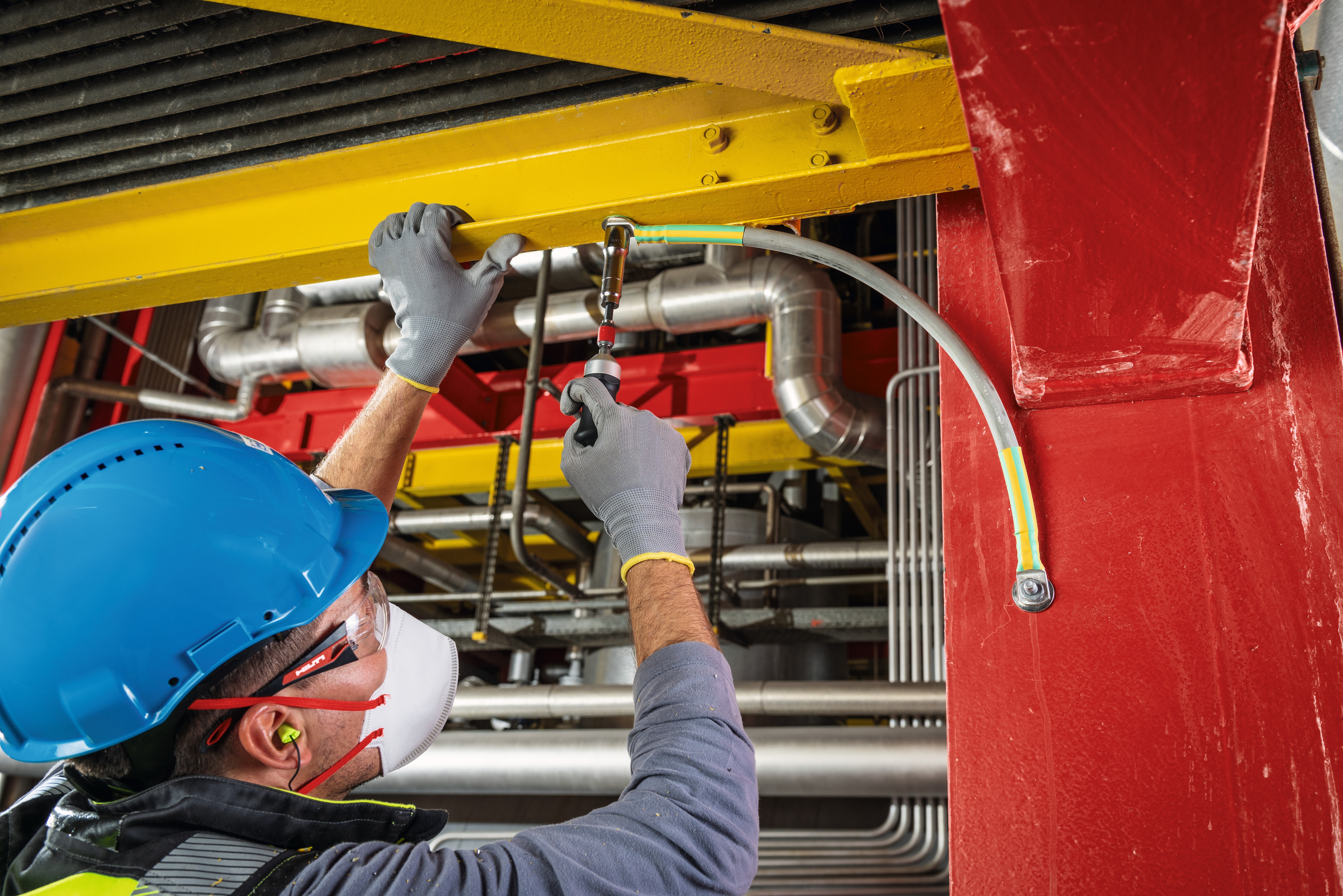 Electrical connection being fastened on steel