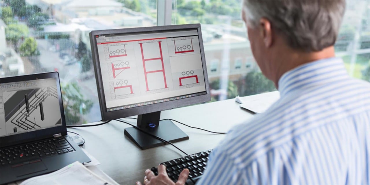 Man in front of a screen designing with PROFIS Installation software