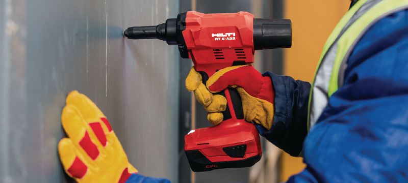 RT 6-A22 Cordless rivet tool 22V cordless rivet tool powered by Li-ion batteries for installation jobs and industrial production using rivets up to 4.8 mm in diameter (up to 5.0 mm for aluminium rivets) Applications 1