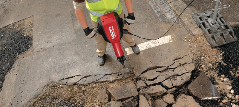 TE 3000-AVR Heavy-duty electric jackhammer Exceptionally powerful electric jackhammer for heavy-duty floor demolition (with universal power cord) Applications 1